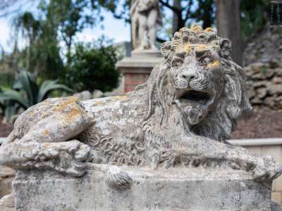 Le due rampe laterali sono invece �vegliate� da feroci leoni...